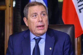 Minister of Economy in Salto during his talk at the Larrañaga Theater