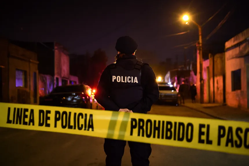 Police operation in Casabó following the homicides reported on Friday, October 3