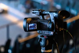 Streaming in Uruguay: Young people consume content on laptops with a turned-off TV in the background, a symbol of the crisis in traditional TV.